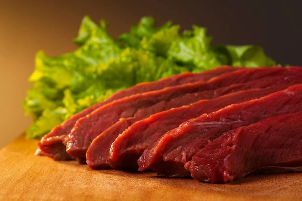 Carne Crua Fresca Com Alface Uma Tábua Madeira — Fotografia de Stock