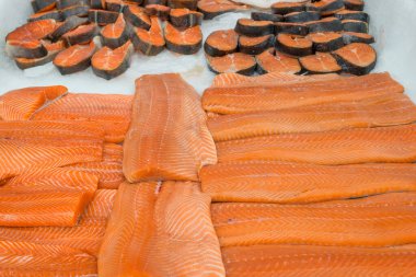 Buzdolabında buzlu balık filetosu, süpermarket balık reyonları.