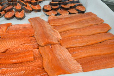 mersin balığı filetosu süpermarket buzdolabı rafları balık bölümünü rafa kaldırdı