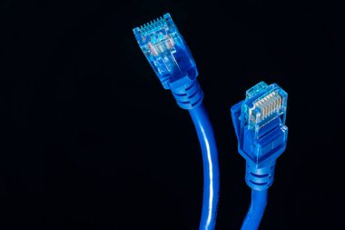 mavi ethernet kablosu, siyah arkaplanda izole edilmiş internet bilgi ağları için 8 pin bağlantısı