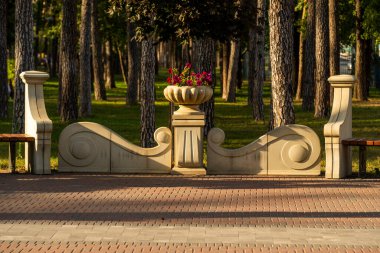 taş yontulmuş vazolar, koltuklar ve manzara tasarımında yapılar.