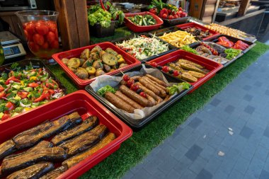 Temiz hava, sosis, kabak, salata, patates, kızarmış patates ve patlıcan için kızarmış ve pişmiş sokak yemekleri.,