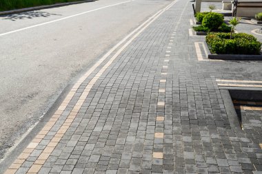 beton kaldırım taşları, rayları döşemek için katlanmış taş yığını
