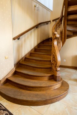 İç kısımlarında oyulmuş tırabzan olan sarmal ahşap merdivenler.