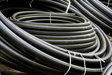 gaz plastik boru rulolara sarılmış