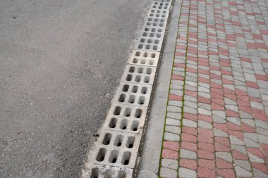 Yağmur suyu için taş yağmuru oluğu, yağmur suyu için beton ızgara