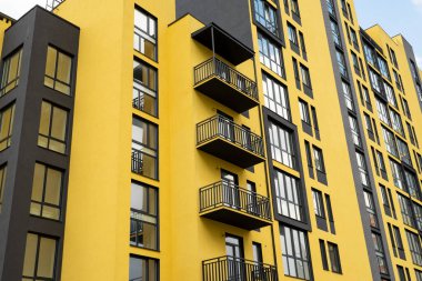 Renkli bir binanın elementi, siyah ve sarı yüksek binalar.