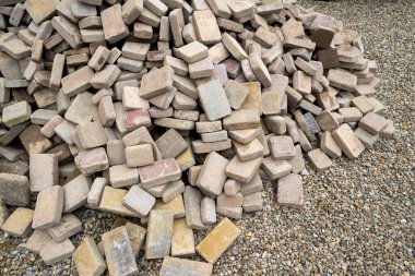 beton kaldırım onarımı, parçalanmış yol bir taş yığını tarafından katlanmış.