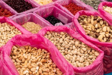 Piyasada çeşitli fındık ve kurutulmuş meyveler satılıyor.
