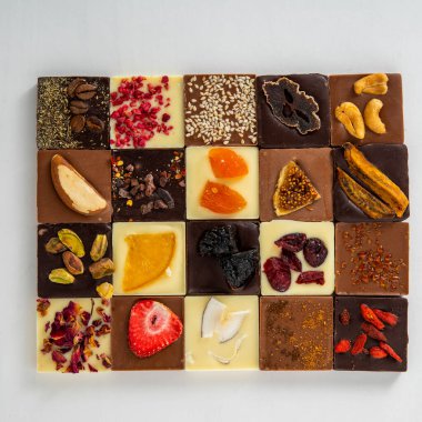 El yapımı koyu, sütlü ve beyaz çikolatalı fındıklı ve kuru meyveli.