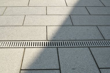 Granit yağmur oluğu, kanalda yağmur suyu akıyor.