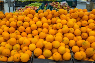 Tezgahta portakal, süpermarkette meyve.