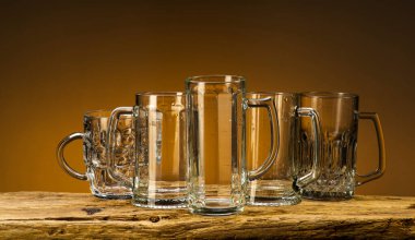 Temiz ve boş bardaklar, tahtadan yapılmış 5 bira bardağı.