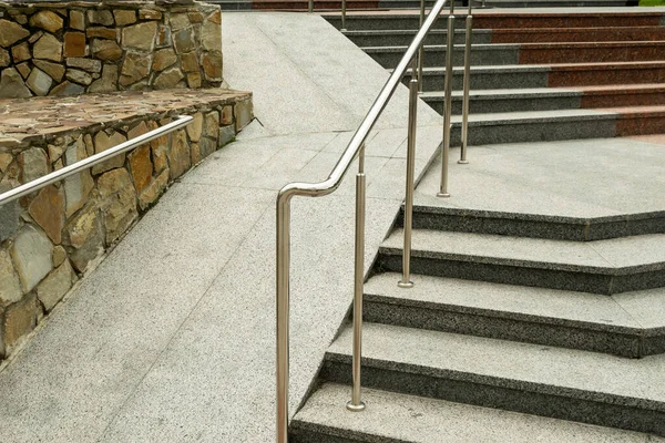 Lépcsők Acél Kapaszkodókkal Szelíd Rámpa Babakocsikhoz — Stock Fotó