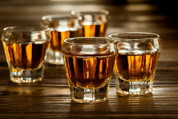 Whiskey Tiros Una Mesa Madera Bebidas Alcohólicas Bebidas — Foto de Stock