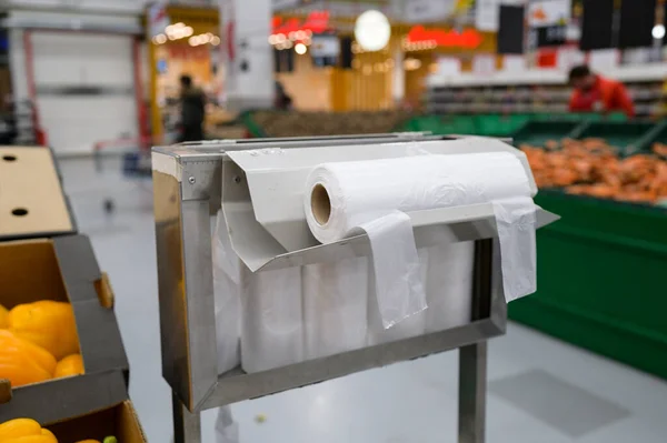 Süpermarketin sebze reyonunda plastik poşet rulosu.