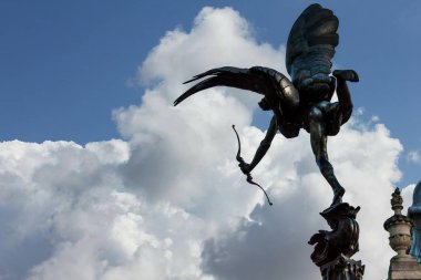 Piccadilly Circus Londra, İngiltere - 7 Haziran, 2015:Eros sevgi heykeli. London, Büyük Britanya.