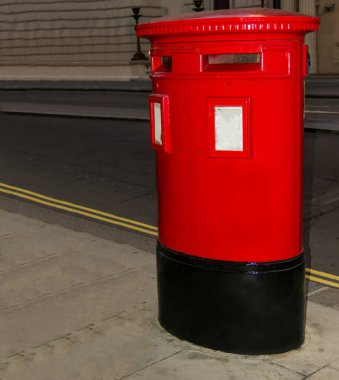 Geleneksel kırmızı posta kutusu Piccadilly Sokağı'nda bulunan. Londra. İngiltere