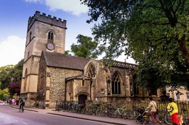 Oxford, İngiltere - 08 Haziran 2015: Magdalen Street batıdan görülen Saint Mary Magdalen Kilisesi