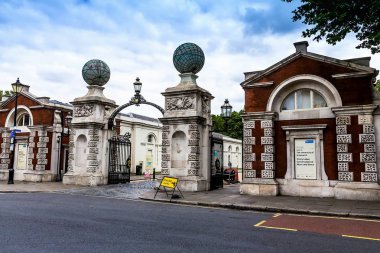 London, Büyük Britanya - 09 Haziran 2015: Batı kapısından Greenwich Üniversitesi
