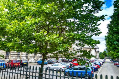 Bir neoklasik bina Greenwich Üniversitesi avluda otopark. London, Büyük Britanya.