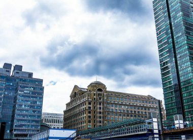 Londra, İngiltere - 9 Haziran 2015: Canary Wharf Kanada kare mali merkezi ofisleri: Hsbc, Citi, Jp Morgan, Kpmg ve Barclays binalar