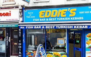 Londra, İngiltere - 9 Haziran 2015: Eddie'nin balık bar ve en iyi yolda Gray's Inn, Kral'ın Türk kebap Cross St. Pancras metro istasyonu