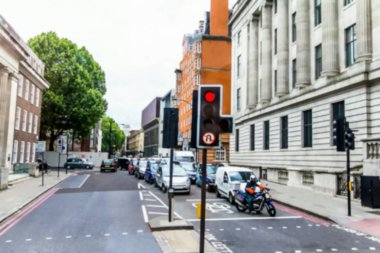 Taşıma tipik eski İngilizce sokak birinde bulanık bakış. Londra. İngiltere