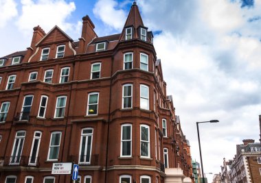 Londra, İngiltere - 9 Haziran 2015: Kırmızı tuğla tarihi binalar üzerinde Park Caddesi ve Kuzey satır, Westminster İngiliz tarzı. Londra