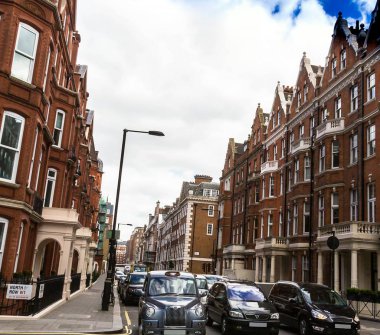 Londra, İngiltere - 9 Haziran 2015: Kırmızı tuğla tarihi binalar üzerinde Park Caddesi ve Kuzey satır, Westminster İngiliz tarzı. Londra