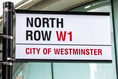 Londra, İngiltere - 9 Haziran 2015: Londra'nın ünlü Kuzey satırının caddede kırmızı tuğla duvar Westminster bilinen bölgede işaretleme sokak işareti