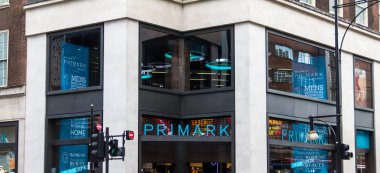 Londra, İngiltere - 9 Haziran 2015: PRIMARK Giyim Mağazası Londra Oxford Street üzerindeki. Oxford Street var yaklaşık yarım günlük bir milyon ziyaretçi ve 320 mağazaları.