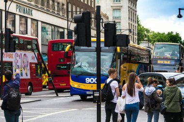 Londra, İngiltere - 9 Haziran 2015: Turist ve müşteriler PRIMARK Giyim Mağazası Londra Oxford Street üzerindeki yakınındaki. Oxford Street var yaklaşık yarım günlük bir milyon ziyaretçi ve 320 mağazaları.