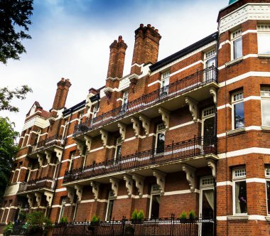 Kırmızı tuğla tarihi binalar İngiliz tarzı. Hammersmith, Londra