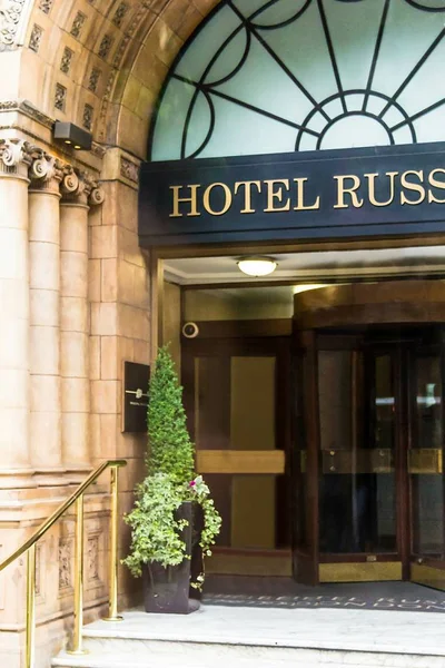 Londra, İngiltere - 9 Haziran 2015: Russell Meydanı'nda ünlü dört yıldızlı Hotel Russell, ana giriş. Hotel Russell 1898 yılında tarzı 