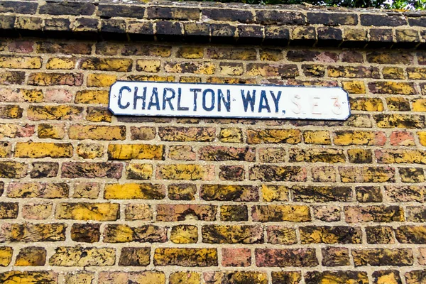 ロンドンの有名なチャールトン方法をマーキングのレンガ壁にロンドン イギリス 2015 路上標識 チャールトン方法に責任があるローカル議会はグリニッジ ロンドンのボロ カウンシルです — ストック写真