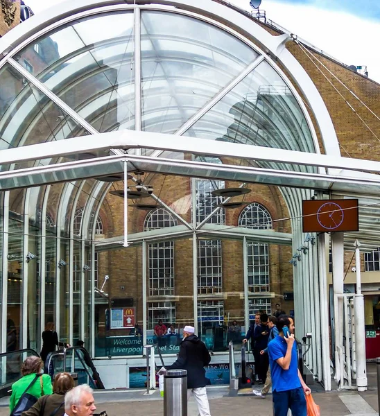 2015年6月9日 旅客在利物浦街站 — 图库照片