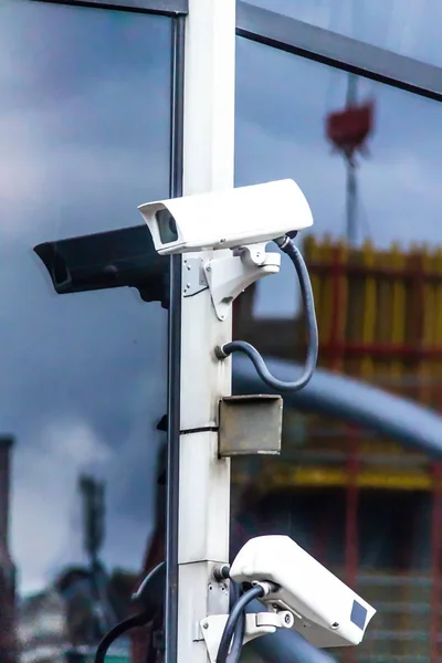 Dos Cámaras Seguridad Cctv Aire Libre Pared Cristal Edificio Moderno — Foto de Stock