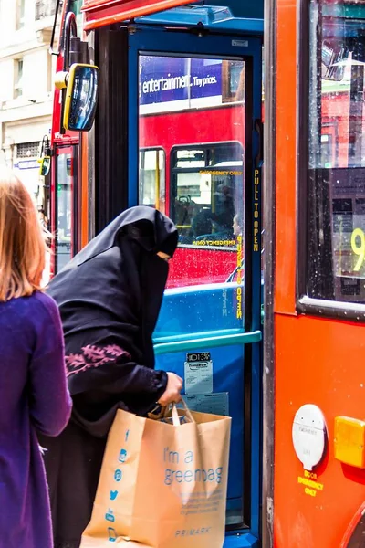 London Verenigd Koninkrijk Juni 2015 Een Oudere Arabische Vrouw Een — Stockfoto