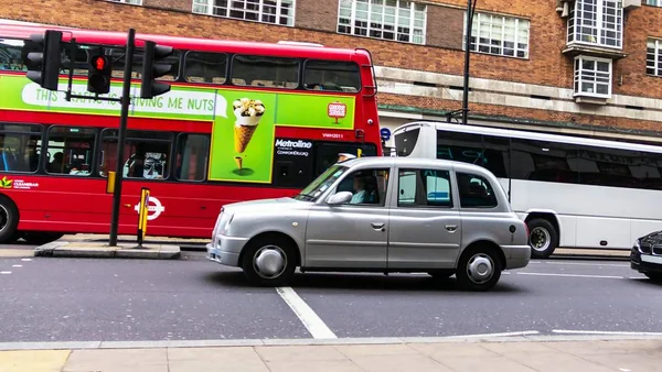 Londra Ngiltere Haziran 2015 Taksi Oxford Caddesi Nde Yaz Bulutlu — Stok fotoğraf