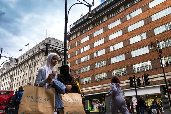 Лондон Великобритания Июня 2015 Года Пожилая Арабка Парандже Ходит Покупками — стоковое фото
