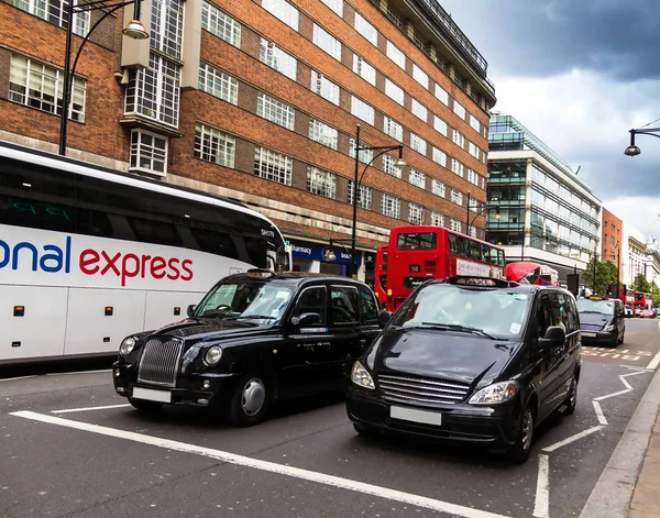 Londra Ngiltere Haziran 2015 Taksi Oxford Caddesi Nde Yaz Bulutlu — Stok fotoğraf