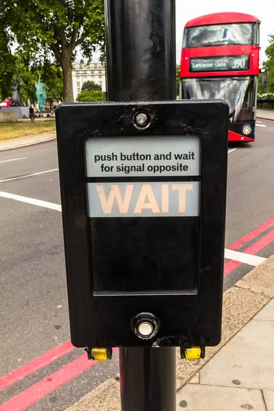 Londres Reino Unido Junho 2015 Botão Crosswalk Para Pedestres Com — Fotografia de Stock