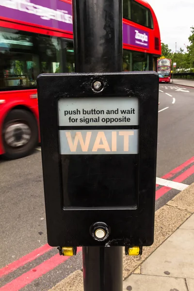 London Verenigd Koninkrijk Juni 2015 Crosswalk Knop Voor Voetgangers Met — Stockfoto