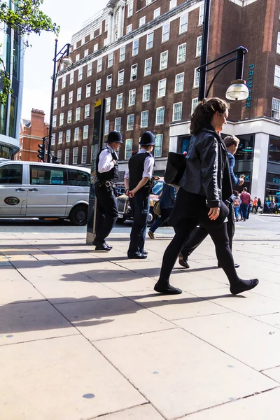 Лондон Великобритания Июня 2015 Года Оксфорд Стрит Два Неузнаваемых Офицера — стоковое фото