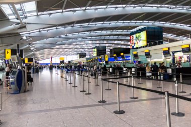 Londra, İngiltere - 9 Haziran 2015: Londra Heathrow Havaalanı, Birleşik Krallık'taki en işlek Havaalanı ve Avrupa'nın en işlek Havaalanı yolcu trafiği tarafından ana terminal Salonu biri. İade alanı.