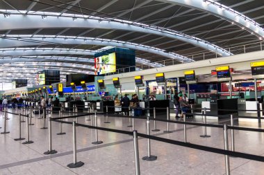 Londra, İngiltere - 9 Haziran 2015: Londra Heathrow Havaalanı, Birleşik Krallık'taki en işlek Havaalanı ve Avrupa'nın en işlek Havaalanı yolcu trafiği tarafından ana terminal Salonu biri. İade alanı.
