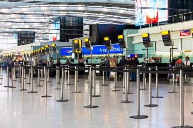 Londra, İngiltere - 9 Haziran 2015: Londra Heathrow Havaalanı, Birleşik Krallık'taki en işlek Havaalanı ve Avrupa'nın en işlek Havaalanı yolcu trafiği tarafından ana terminal Salonu biri. İade alanı.