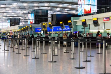 Londra, İngiltere - 9 Haziran 2015: Londra Heathrow Havaalanı, Birleşik Krallık'taki en işlek Havaalanı ve Avrupa'nın en işlek Havaalanı yolcu trafiği tarafından ana terminal Salonu biri. İade alanı.