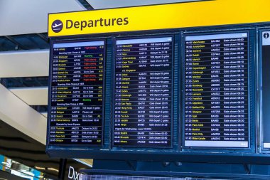 Londra, İngiltere - 9 Haziran 2015: Gidiş görüntü kurulu havaalanında Heathrow, London bazı dünyanın en popüler şehirler için uluslararası hedeflere uçuşlar gösterilen terminal